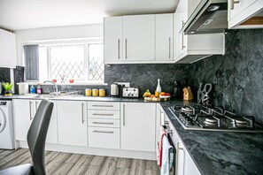 Kjøleskap, mikrobølgeovn, ovn og kokeplater