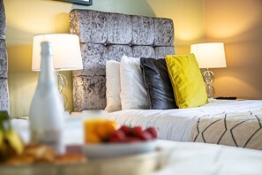 3 bedrooms, desk, iron/ironing board, travel cot - 🌟Central House w/ Free Parking, SmartTV & Netflix🌟 (Royal Leamington Spa)