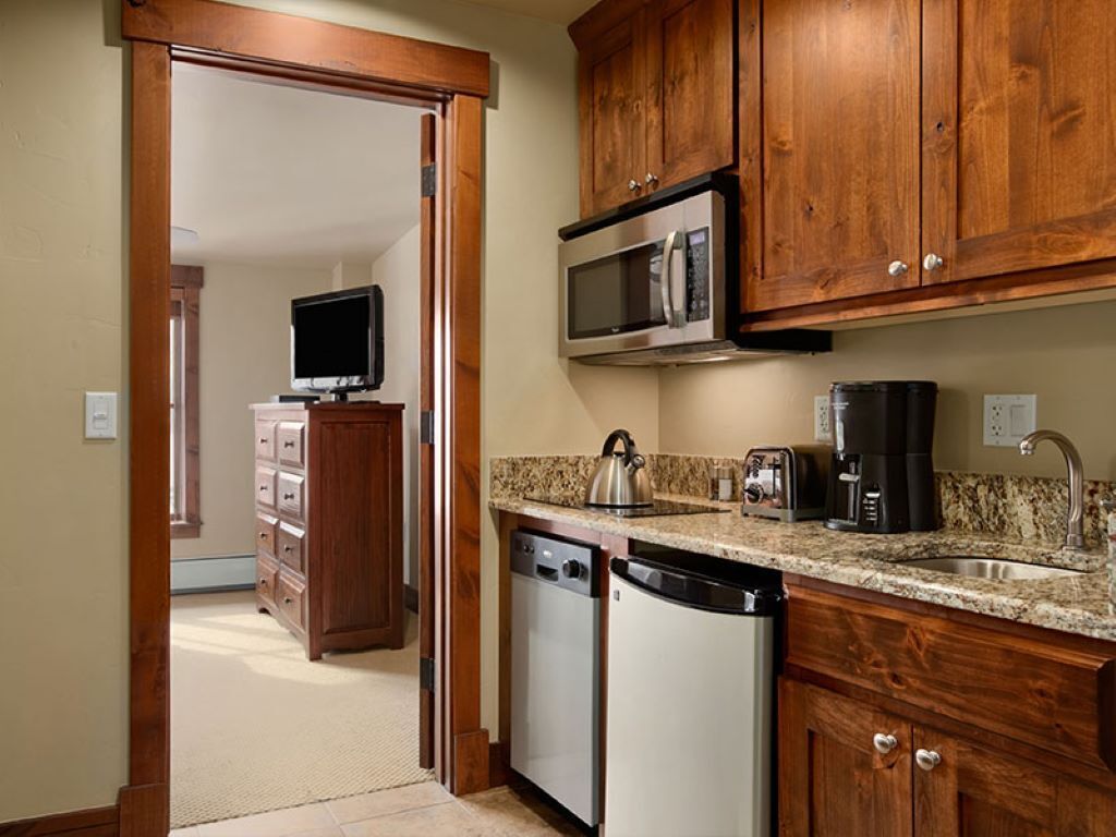 Grand Lodge on Peak 7 - Luxury 2 Bedroom -Ski in Ski Out