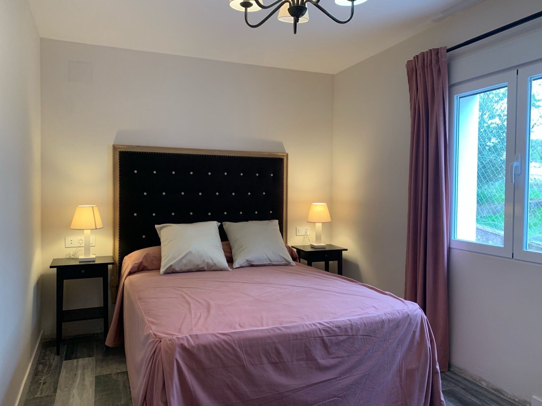 5 chambres, bureau, fer et planche à repasser, lit parapluie