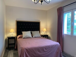 5 Schlafzimmer, Schreibtisch, Bügeleisen/Bügelbrett, Reisekinderbett