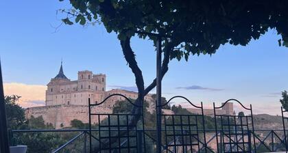Casa Senda de los Lobos con vistas al Monasterio de Uclés