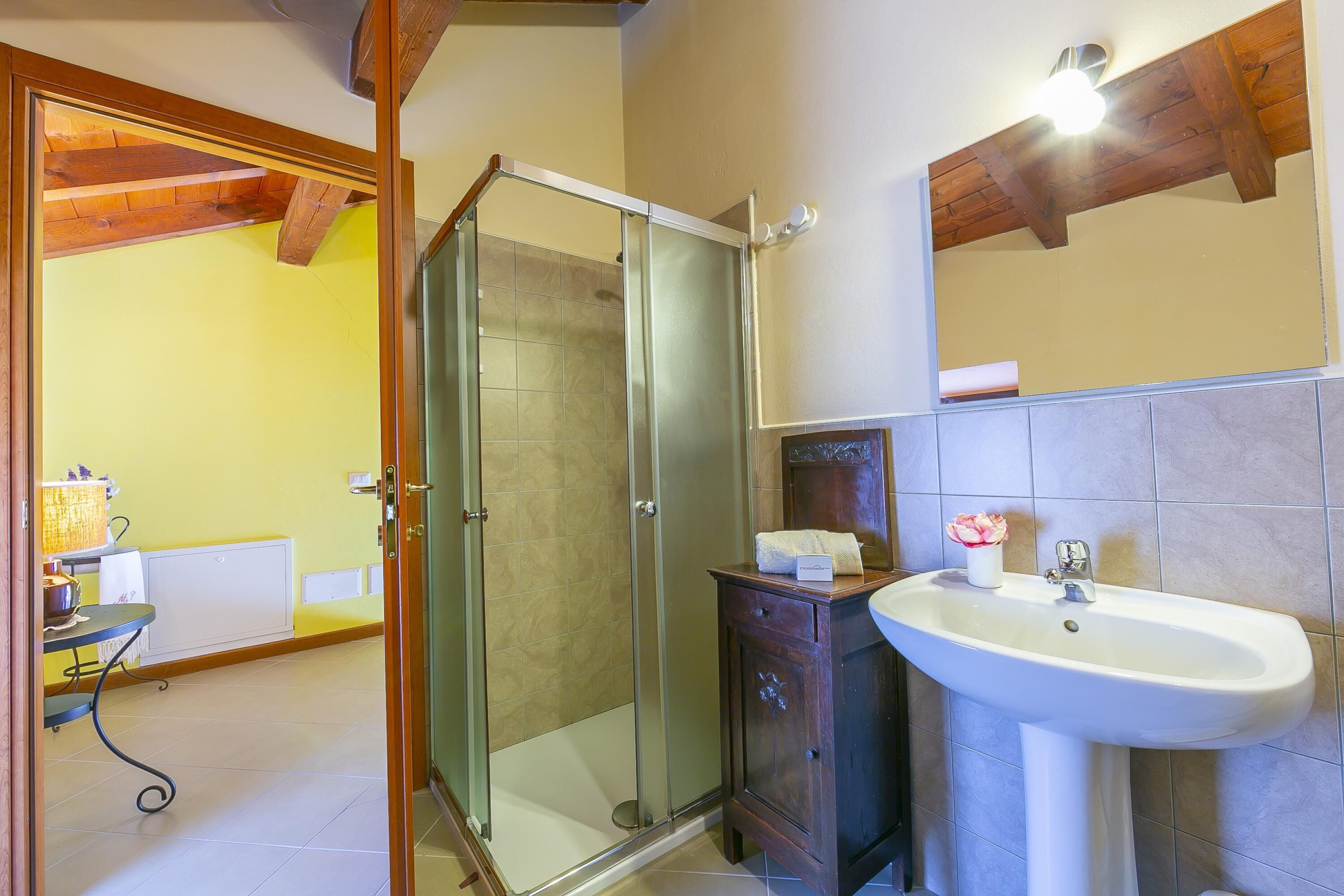 Family House, Multiple Bedrooms, Mountainside (Casa Baroni few min from Orta Lake) | Bilik Mandi | Pancuran mandi, pengering rambut, bidet, tuala disediakan 