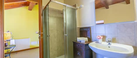 Family House, Multiple Bedrooms, Mountainside (Casa Baroni few min from Orta Lake) | Bathroom