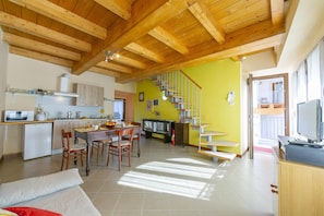 Casa família, vários quartos, ao lado da montanha (Casa Baroni few min from Orta Lake) | Área de estar | TV de tela plana
