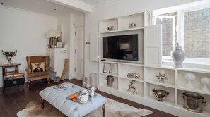 Living area - Plum Guide - The White Stag (London)