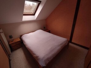 2 bedrooms, iron/ironing board, travel cot, free WiFi