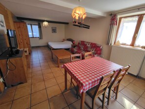 1 bedroom, iron/ironing board, travel cot, free WiFi