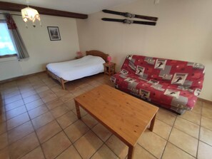 1 habitación, tabla de planchar con plancha y cuna de viaje 