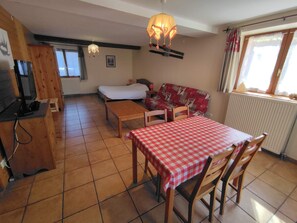 1 habitación, tabla de planchar con plancha y cuna de viaje 