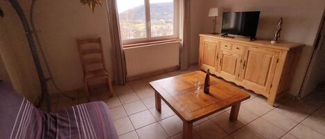 3 bedrooms, iron/ironing board, travel crib, WiFi (free)