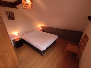 3 chambres, fer et planche à repasser, lit de bébé portatif