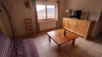 3 bedrooms, iron/ironing board, travel crib, free WiFi