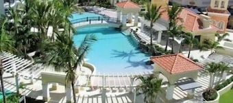 Chevron Renaissance, 2BR w/ Views, Parking & WIFI