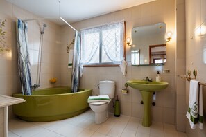 Ensemble douche/baignoire, sèche-cheveux, bidet, serviettes fournies