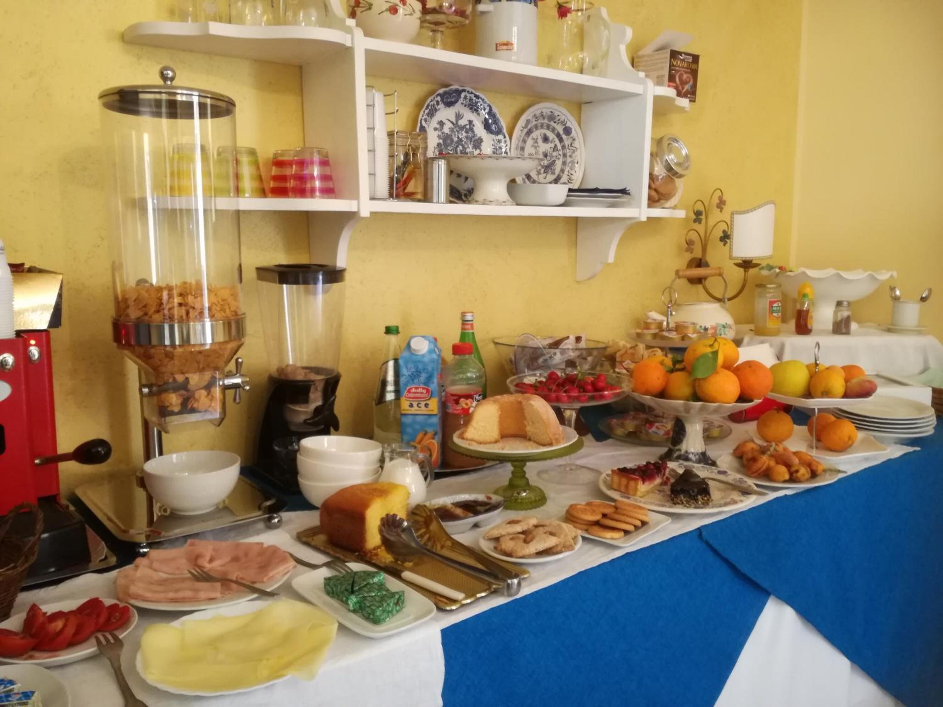 Une table de buffet proposant divers plats et une machine à café.