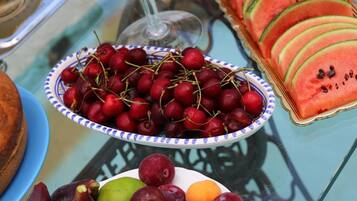 Una mesa con diversas frutas y un pastel.