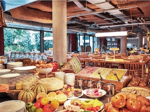 Tägliches Frühstücksbuffet (24 EUR pro Person)