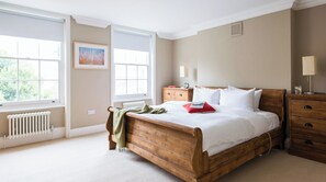 2 bedrooms, iron/ironing board - Plum Guide - Marylebone Maisonette (London)