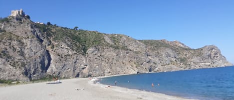 Una spiaggia nelle vicinanze