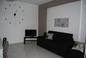 TV, table football - Focu e Mari (Mascali)