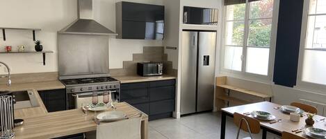 Kühlschrank, Mikrowelle, Ofen, Herdplatte