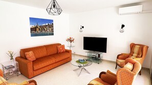 Smart TV, libros, monitor de computadora