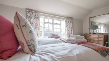 House (4 Bedrooms) | 4 bedrooms, laptop workspace, bed sheets