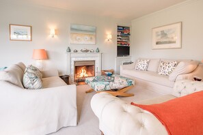 TV, fireplace - 3 The Coastguards, Thorpeness (Leiston)