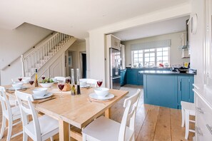 House (4 Bedrooms) | Private kitchen | Microwave, oven, stovetop, dishwasher