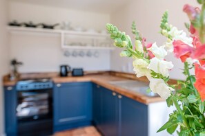 Oven, stovetop, dishwasher, cookware/dishes/utensils - The Coach House Eyke Air Manage Suffolk (Woodbridge)