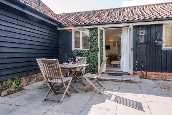 Outdoor dining - The Cartlodge, Boundary Farm, (Woodbridge)