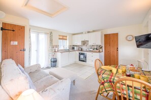 TV, stereo - The Cartlodge, Boundary Farm, (Woodbridge)