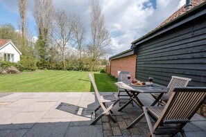 Outdoor dining - The Cartlodge, Boundary Farm, (Woodbridge)
