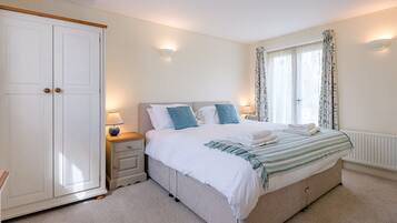 1 kamar tidur, ruang kerja ramah laptop, dan seprai linen