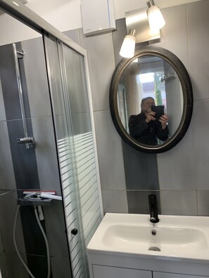 Dusche, Haartrockner, Handtücher, Seife