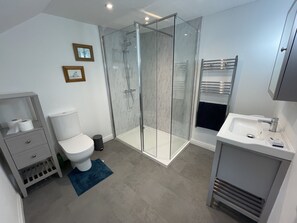 Haartrockner, Handtücher, Toilettenpapier