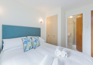 2 bedrooms, iron/ironing board, travel cot, free WiFi - Old Tolbooth Wynd [388] is a Spacious 2 bedroom apartment just off the Royal Mile (Edinburgh)