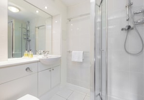 Combined shower/tub, hair dryer, towels