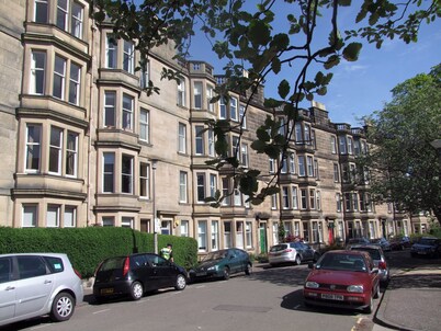 Mardale Crescent [380] is a Spacious top floor apartment in green Merchiston area