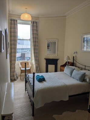 2 bedrooms, iron/ironing board, travel cot, free WiFi - Mardale Crescent [380] is a Spacious top floor apartment in green Merchiston area (Edinburgh)