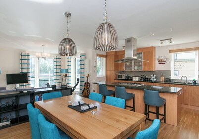 Holyrood Rd[379] Stylish 3 bed Apt overlooking Arthur's Seat with private secure parking.