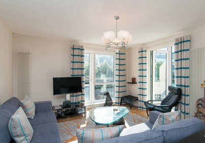 Holyrood Rd[379] Stylish 3 bed Apt overlooking Arthur's Seat with private secure parking and balcony
