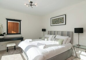 3 bedrooms, iron/ironing board, travel cot, free WiFi - Holyrood Rd[379] Stylish 3 bed Apt overlooking Arthur's Seat with private secure parking. (Edinburgh)