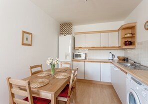 Fridge, microwave, oven, coffee/tea maker
