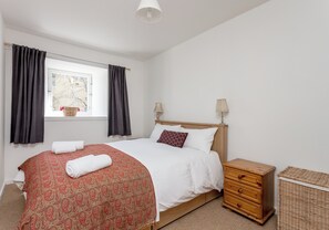 2 dormitorios, tabla de planchar con plancha, cuna de viaje