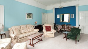 Living area - Union Street [363] is a Spacious 3 bedroom Georgian apartment in the city centre. (Edinburgh)