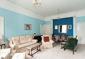 Flat-screen TV, fireplace, DVD player, books - Union Street [363] is a Spacious 3 bedroom Georgian apartment in the city centre. (Edinburgh)