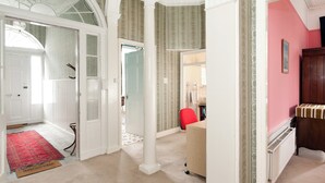 Interior - Union Street [363] is a Spacious 3 bedroom Georgian apartment in the city centre. (Edinburgh)