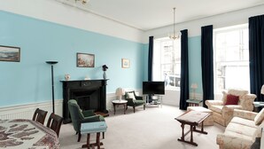 Living area - Union Street [363] is a Spacious 3 bedroom Georgian apartment in the city centre. (Edinburgh)